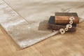 Dywan Arte Aspen Sand - zdjecie rogu dywanu pod skosem.webp